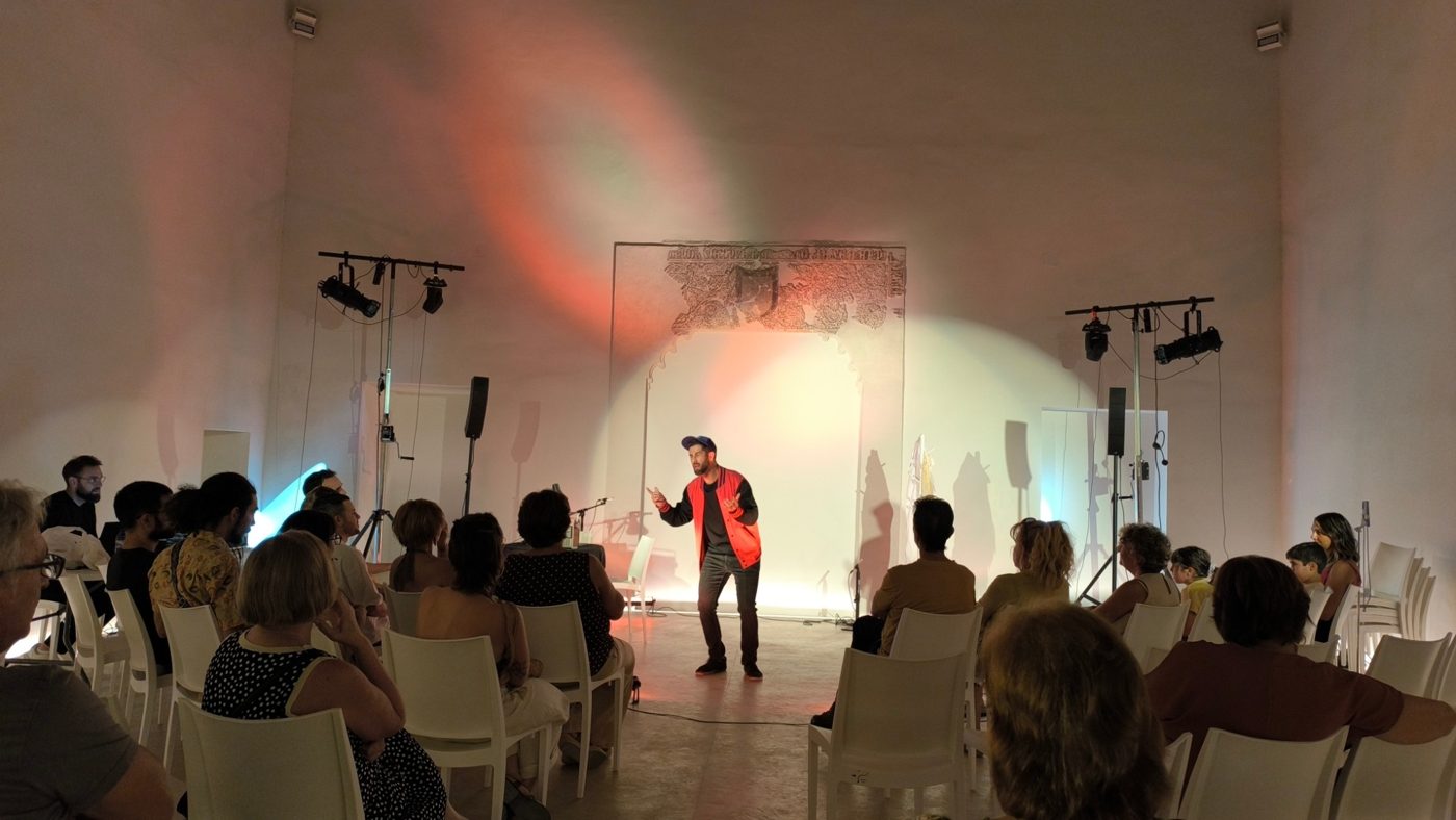 El Anciano en directo ante el público